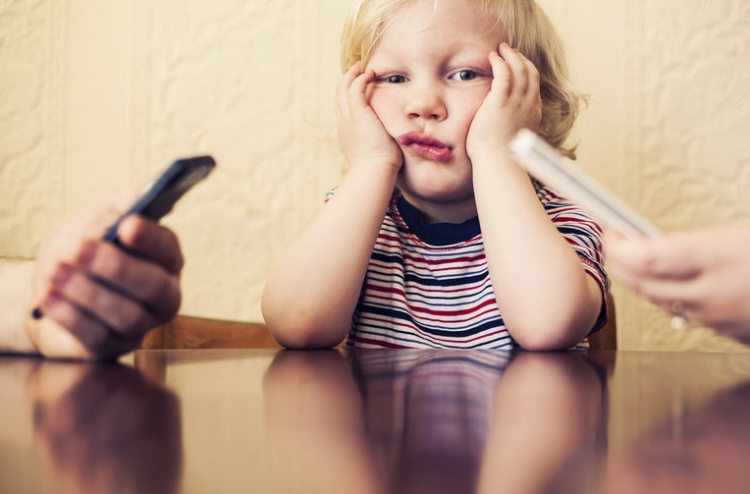 ބެލެނިވެރިން ފޯނަށް މޮޔަވެ ދަރިން ނުރައްކަލަށް ހުށަހެޅިއްޖެ