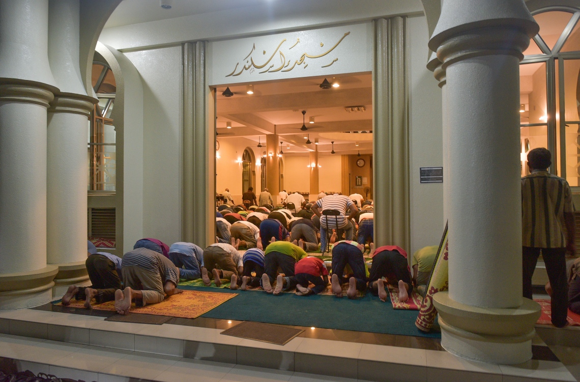 6 ޖޫން 2016، މުލަރޯދަ ދުވަހުގެ ރޭ މާލޭގެ އިސްކަންދަރު މިސްކިތުގައި ތަރާވީހް ނަމާދު ކުރަނީ. -- ފޮޓޯ: މުހައްމަދު ޝަރުހާން / މިހާރު