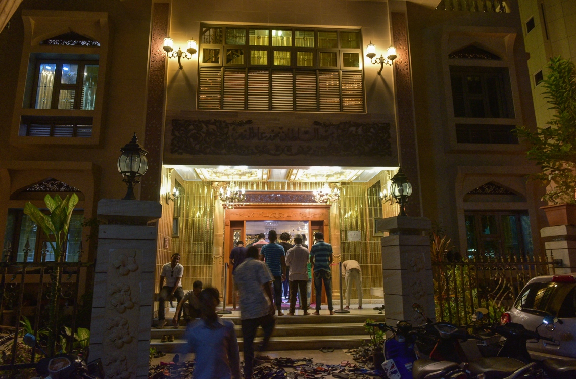 6 ޖޫން 2016، މުލަރޯދަ ދުވަހުގެ ރޭ މާލޭގެ މަސްޖިދު ޢިމާދުއްދީންގައި ތަރާވީހް ނަމާދު ކުރަނީ. -- ފޮޓޯ: ނިޝާން އަލީ / މިހާރު