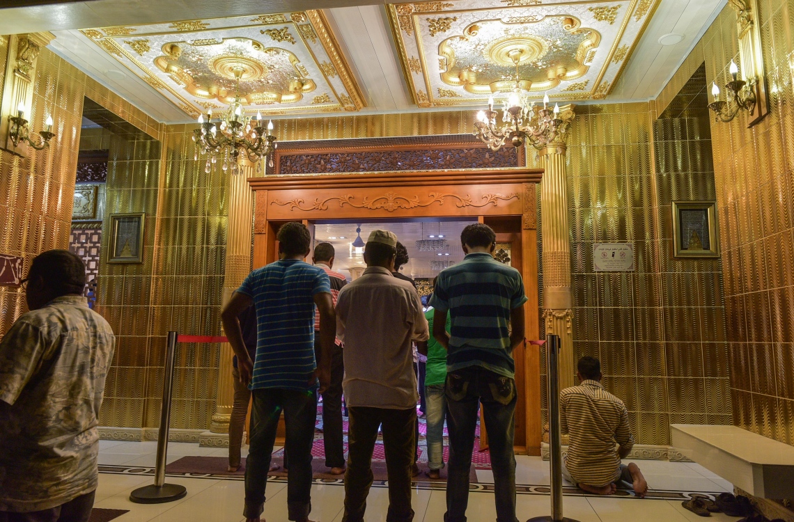 6 ޖޫން 2016، މުލަރޯދަ ދުވަހުގެ ރޭ މާލޭގެ މަސްޖިދު ޢިމާދުއްދީންގައި ތަރާވީހް ނަމާދު ކުރަނީ. -- ފޮޓޯ: މުހައްމަދު ޝަރުހާން / މިހާރު