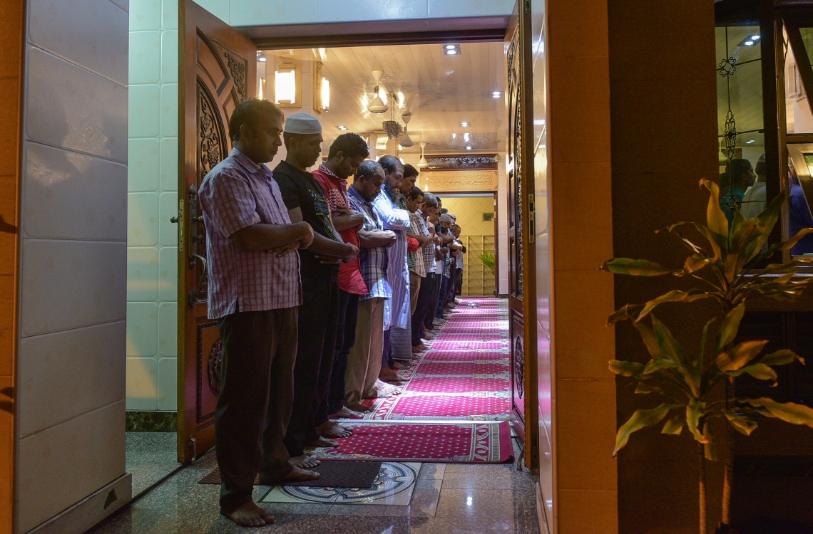 6 ޖޫން 2016، މުލަރޯދަ ދުވަހުގެ ރޭ މާލޭގެ މަސްޖިދު ޢިމާދުއްދީންގައި ތަރާވީހް ނަމާދު ކުރަނީ. -- ފޮޓޯ: މުހައްމަދު ޝަރުހާން / މިހާރު