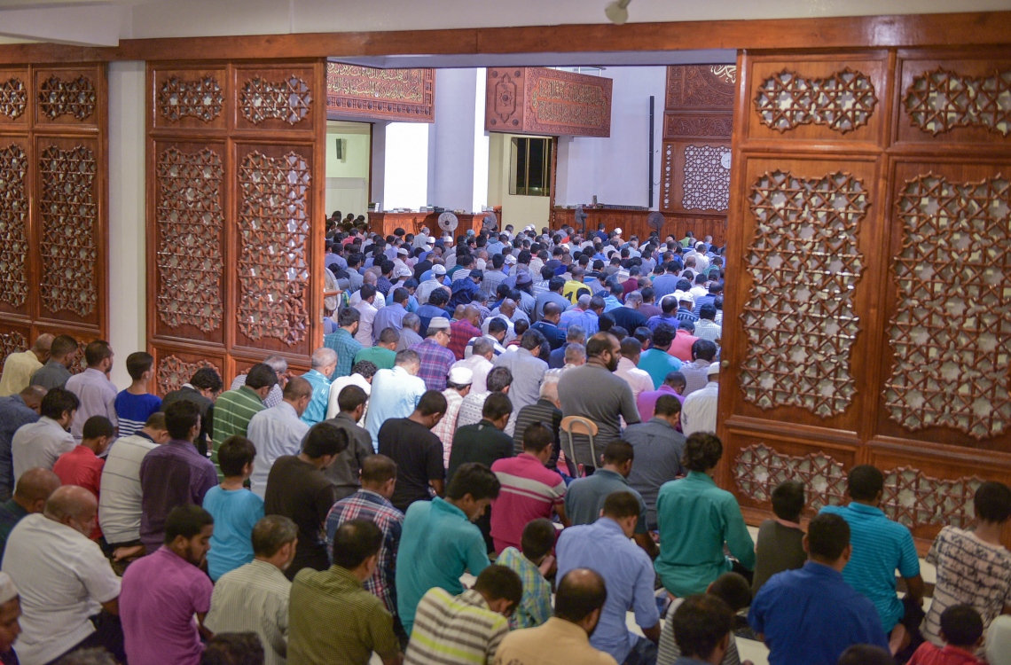 6 ޖޫން 2016، މުލަރޯދަ ދުވަހުގެ ރޭ މާލޭގެ އިސްލާމީ މަރުކަޒުގައި ތަރާވީހް ނަމާދު ކުރަނީ. -- ފޮޓޯ: ނިޝާން އަލީ / މިހާރު