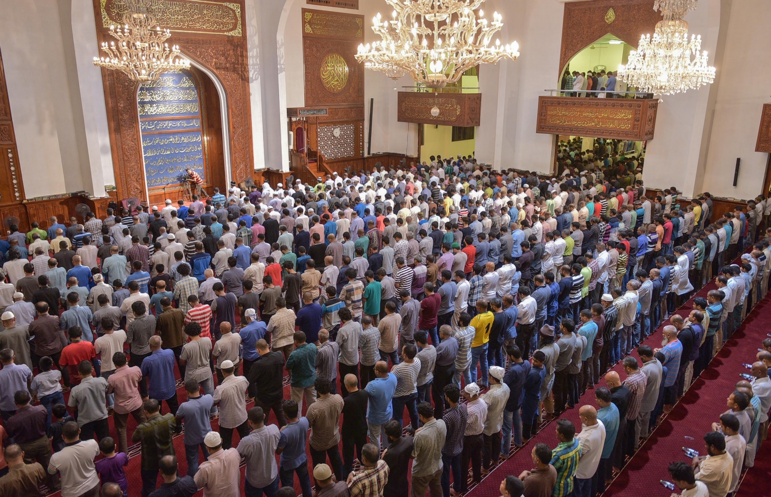 މި ރޯދަ މަހުގެ ފުރަތަމަ ދުވަހު މާލޭގެ އިސްލާމީ މަރުކަޒުގައި ތަރާވީހް ނަމާދު ކުރަނީ: ކުށްފާފަތަކުން ދުރުހެލިވުމަށްޓަކައި އީމާންތެރިކަން ވަރުގަދަ ކޮށް އަޅުކަންތަކާ ކައިރި ވާންޖެހޭ. މުހައްމަދު ޝަރުހާން / މިހާރު