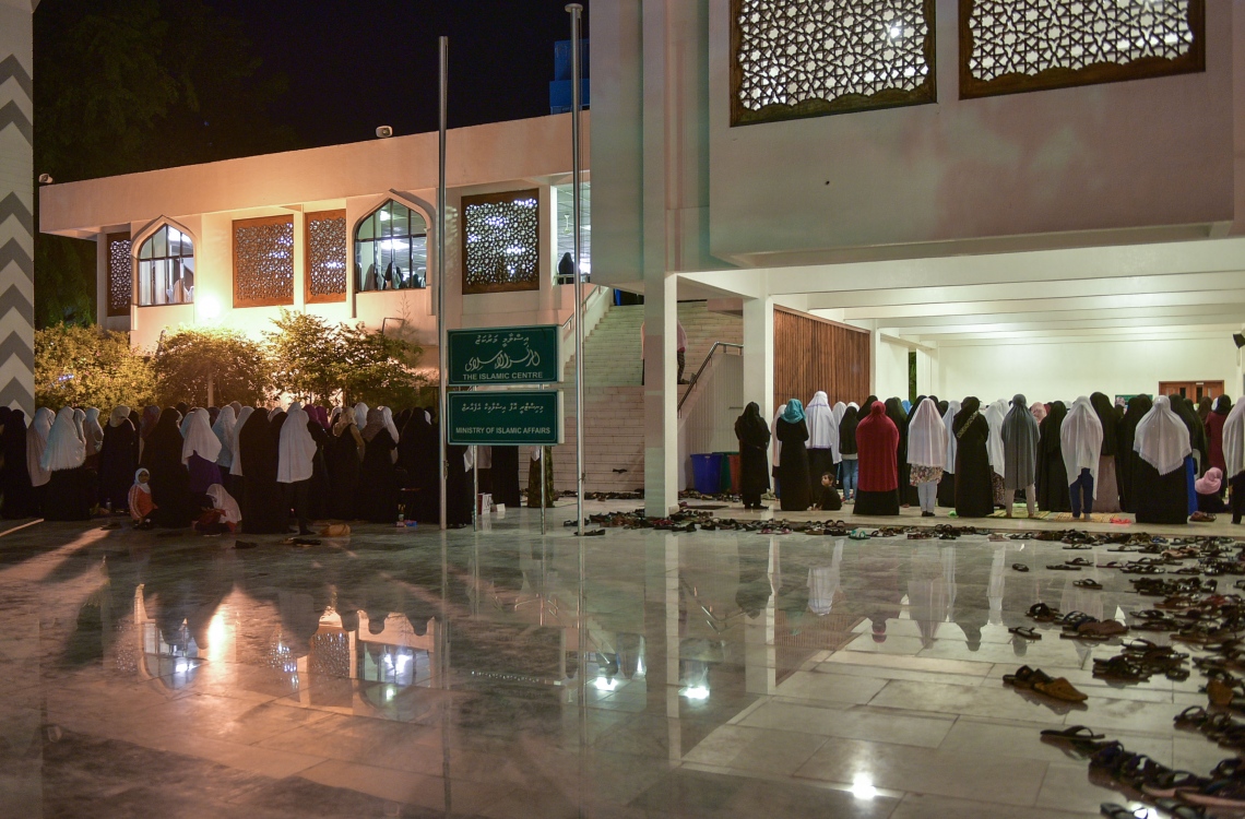 6 ޖޫން 2016، މުލަރޯދަ ދުވަހުގެ ރޭ މާލޭގެ އިސްލާމީ މަރުކަޒުގައި ތަރާވީހް ނަމާދު ކުރަނީ. -- ފޮޓޯ: ނިޝާން އަލީ / މިހާރު