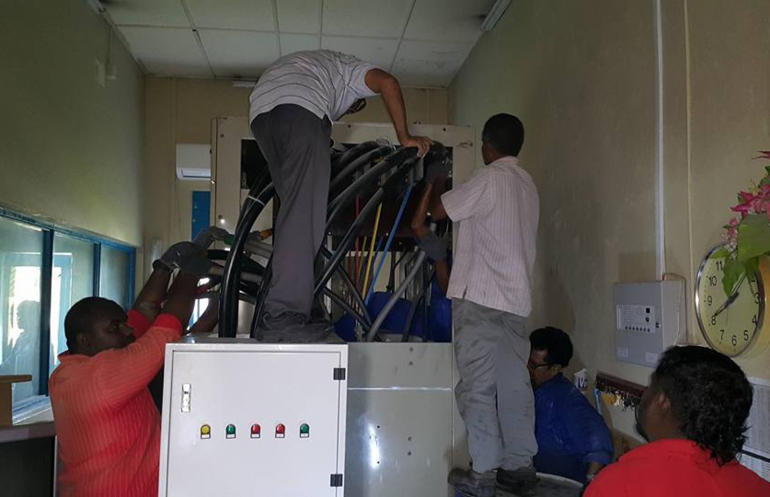 ފުވައްމުލަކު ކަރަންޓަށް މިދިޔަ ފެބްރުއަރީ މަހު ދިމާވި މައްސަލައެއް ހައްލުކުރަން ފެނަކަ މުވައްޒަފުންތަކެއް މަސައްކަތް ކުރަނީ: ޑޮލަރު ގަންނަން ފެނަކައިން ހިންގި މުއާމަލާތަކުން ބޮޑު ގެއްލުމެއް ވަނީ ލިބިފައި