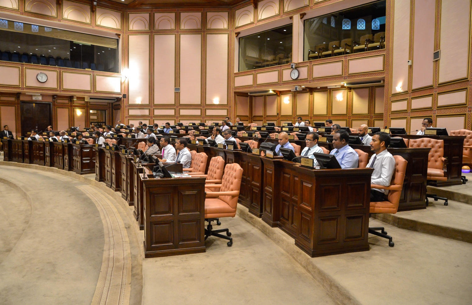 ރައްޔިތުންގެ މަޖިލީހުގެ މިއަދުގެ ޖަލްސާގައި ބައެއް މެމްބަރުން ބައިވެރިވެވަޑައިގަންނަވަނީ. - ފޮޓޯ: މަޖިލިސް