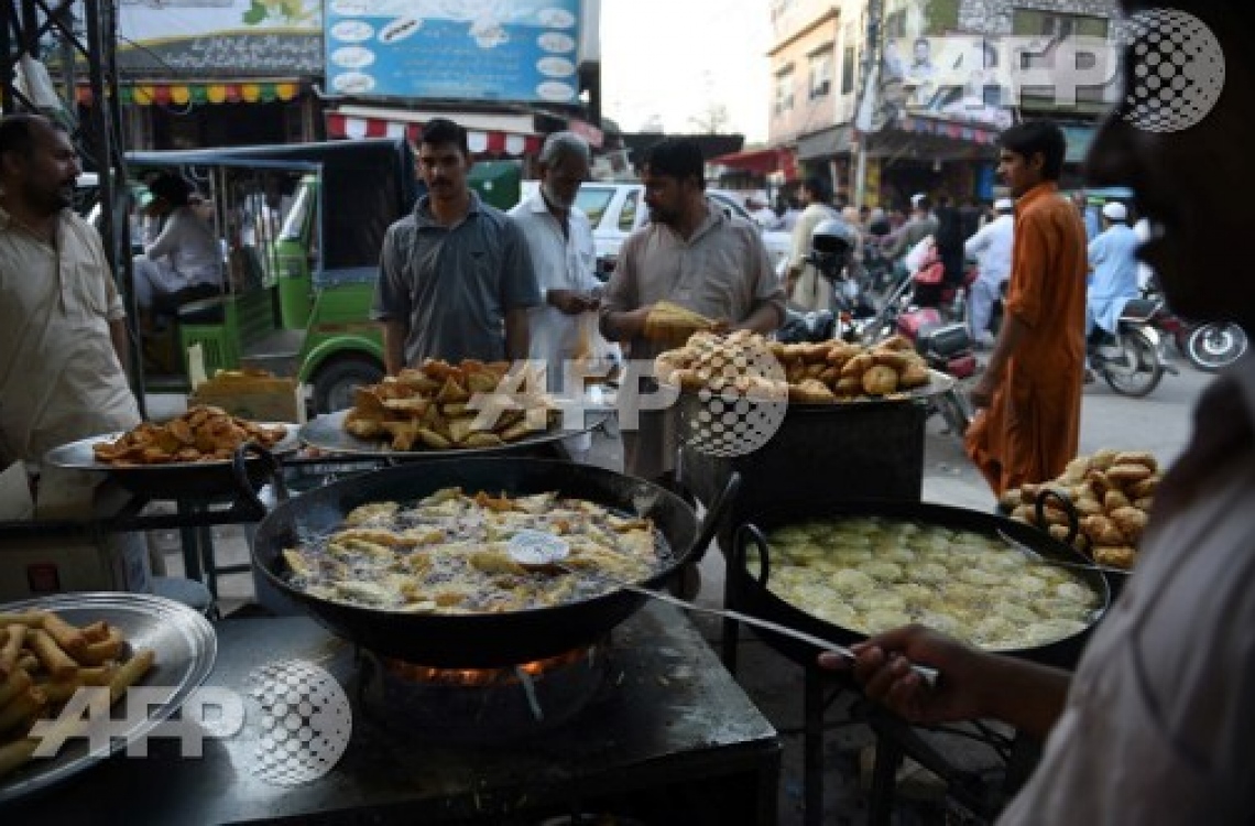 ޕާކިސްތާން: ޖޫން 7، 2016: ރަމަޟާން މަހު ފުރަތަމަ ދުވަހުގެ ރޯދަ ވީއްލުމަށް ޕާކިސްތާނުގައި ބަޔަކު ހެދިކާ ހަދަނީ. -- ފޮޓޯ: އޭއެފްޕީ