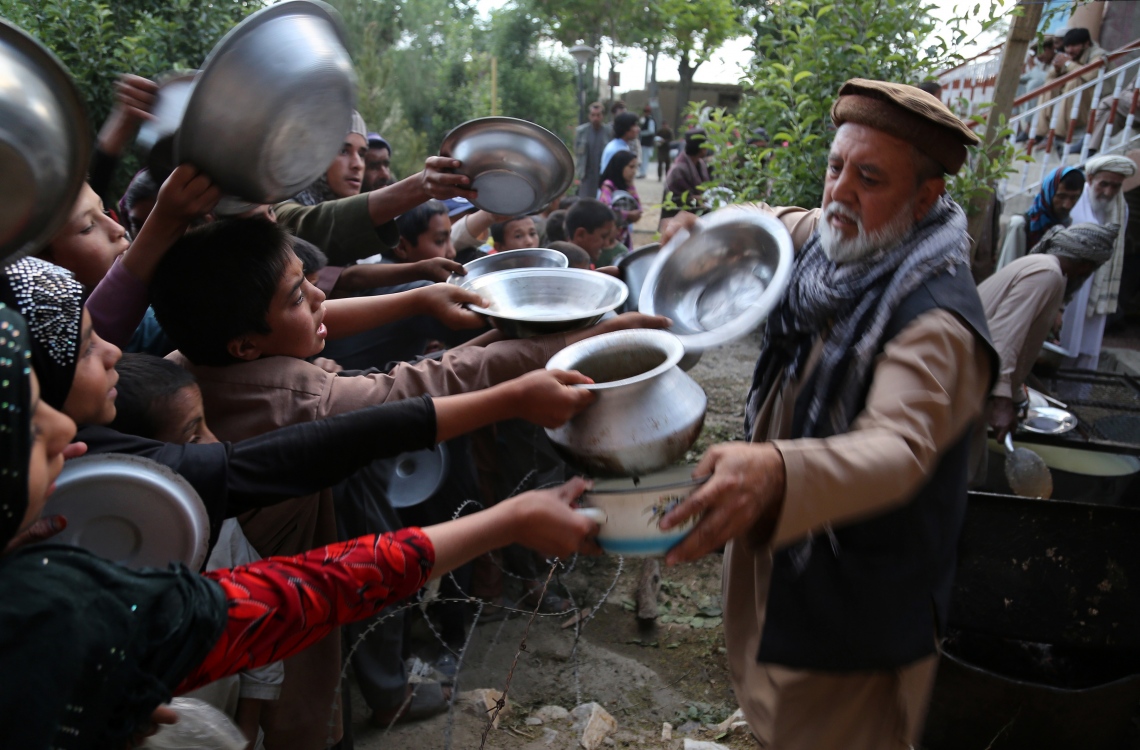 އަފްޣާނިސްތާން: ޖޫން 7، 2016: ރަމަޟާން މަހު ފުރަތަމަ ދުވަހުގެ ރޯދަ ވީއްލުމަށް ފަގީރުންނަށް ކާނާ ބަހަނީ.-- ފޮޓޯ: އޭއެފްޕީ