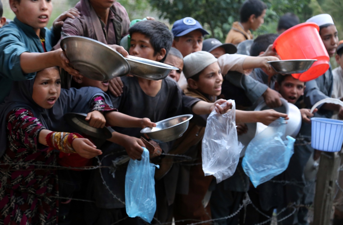 އަފްޣާނިސްތާން: ޖޫން 6، 2016: ރަމަޟާން މަހު ފުރަތަމަ ދުވަހުގެ ރޯދަ ވީއްލުމަށް ކުޑަކުދިންތަކެއް ކާނާ ހޯދުމަށް ކިއޫއެއްގައި މަޑުކޮށްލައިގެން.-- ފޮޓޯ: އޭއެފްޕީ