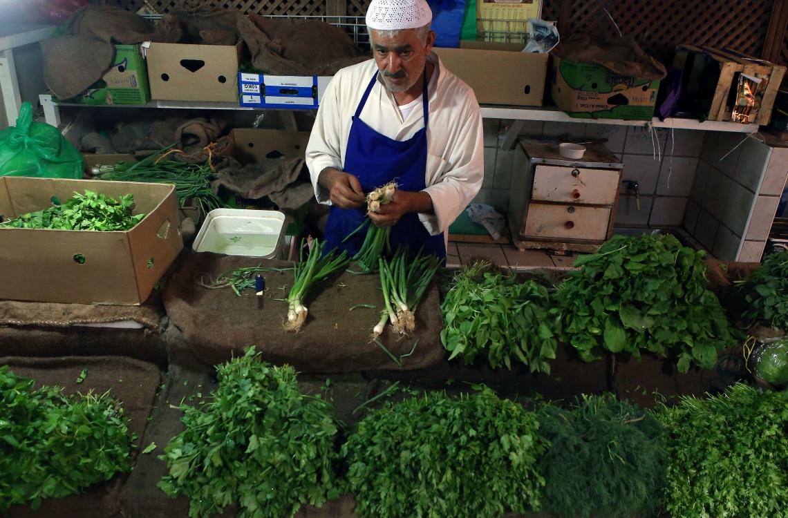 ކުވައިތު: ޖޫން 7، 2016: ރަމަޟާން މަހު ފުރަތަމަ ދުވަހުގެ ރޯދަ ވީއްލުމަށް ކުވޭތުގެ މާރުކޭޓެެއްގައި މީހަކު ސެލެޑް ހަދަނީ.-- ފޮޓޯ: އޭއެފްޕީ