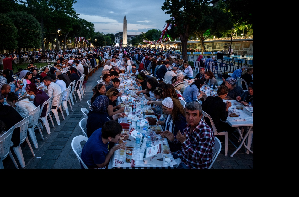 ތުރުކީ: ޖޫން 6، 2016: ރަމަޟާން މަހު ފުރަތަމަ ދުވަހު ތުރުކީ ބަޔަކު، އިސްތަންބުލްގައި ހުންނަ ބްލޫ މިސްކިތު ގޯތިތެރޭގައި ރޯދަ ވީއްލަނީ.-- ފޮޓޯ: އޭއެފްޕީ