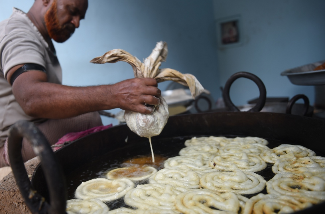 ޕާކިސްތާން: ޖޫން 7، 2016: ރަމަޟާން މަހު ފުރަތަމަ ދުވަހުގެ ރޯދަ ވީއްލުމަށް ޕާކިސްތާނުގެ ބޭކަރީއަކުން ކާއެއްޗެހި ތައްޔާރުކުރަނީ.-- ފޮޓޯ: އޭއެފްޕީ