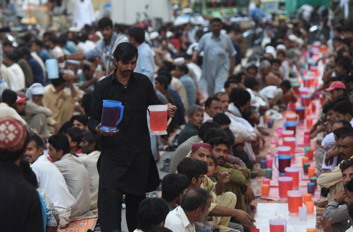 ޕާކިސްތާން: ޖޫން 7، 2016: ރަމަޟާން މަހު ފުރަތަމަ ދުވަހުގެ ރޯދަ ވީއްލުމަށް ޕާކިސްތާނުގެ މިސްކިތަކަށް ޖަމާވެފައިތިބި މީހުންނަށް ޖޫސް ބަހަނީ.-- ފޮޓޯ: އޭއެފްޕީ