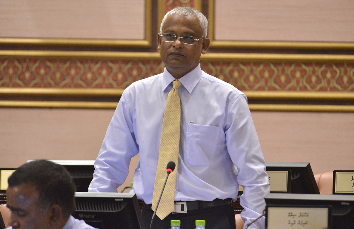 ރައްޔިތުންގެ މަޖިލީހުގެ ޖަލްސާއެއްގައި އިބޫ ވާހަކަ ދައްކަވަނީ: އޭނާ ރޭ ދެއްކެވި ވާހަކަތަކަށް ޝައިނީ ރައްދު ދެއްވި. --ފޮޓޯ: ރައްޔިތުންގެ މަޖިލިސް