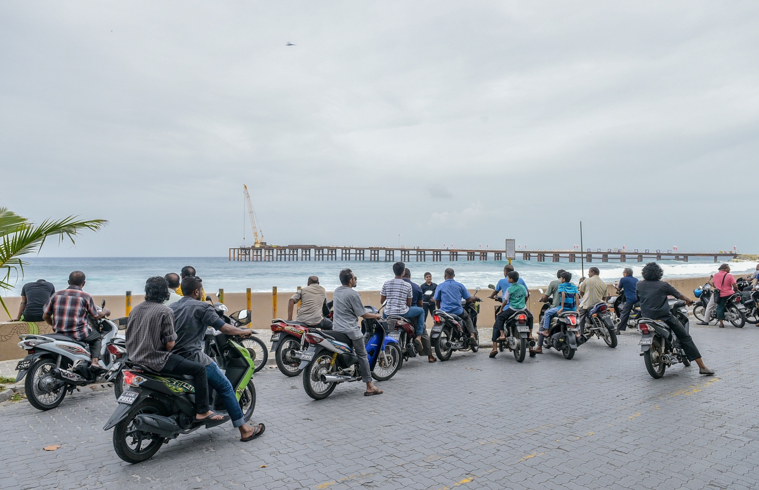 މާލެ:7 ޖޫން 2016، ބްރިޖު އަޅާ ސަރަހައްދު ބަލާލަން ބަޔަކު ސައިކަލުތަކެއްގައި މަޑުކޮށްލައިގެން. .-- ފޮޓޯ:ނިޝާން އަލީ/ މިހާރު