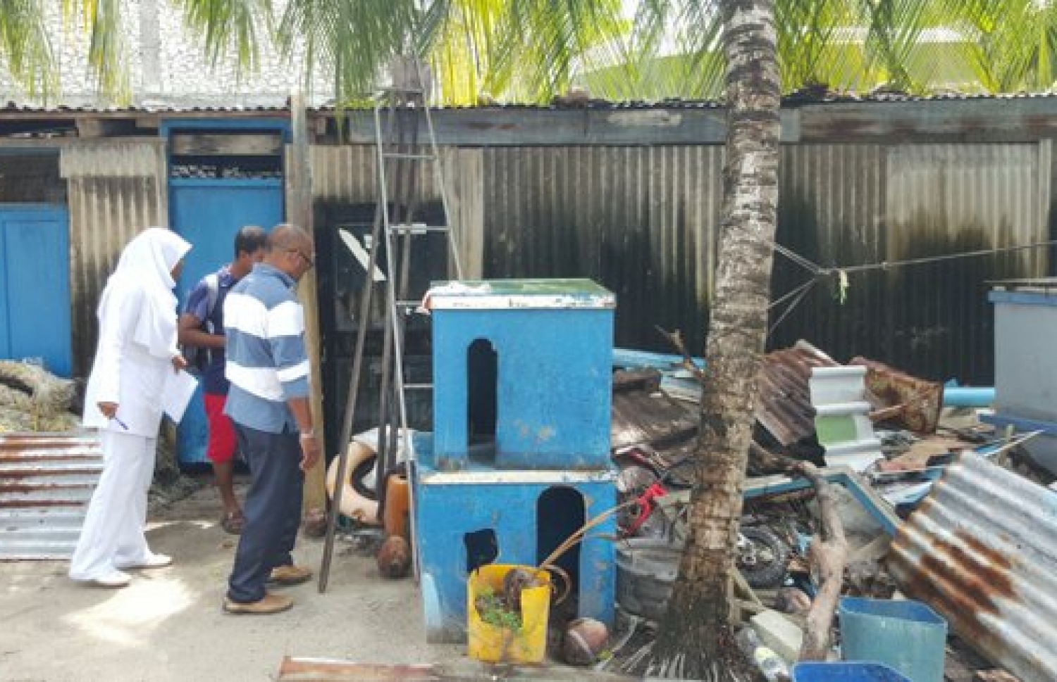 ދ. އަތޮޅުގެ ހޮސްޕިޓަލްގެ މުވައްޒަފުން ޑެންގީ މަދުކުރުމުގެ ކެމްޕެއިންގެ ތެރެއިން ތަންތަން ސާފުކުރަނީ.--ފޮޓޯ:ހެލްތް މިނިސްޓްރީ