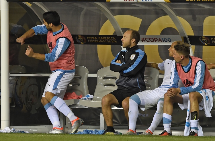 އުރުގުއޭ ކަޓައިފި، ސުއަރޭޒް ރަތަށް!