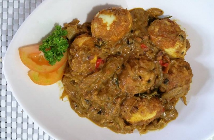 މިހާރުގެ ރެސިޕީ: ފްރައިޑް އެގް ކަރީ