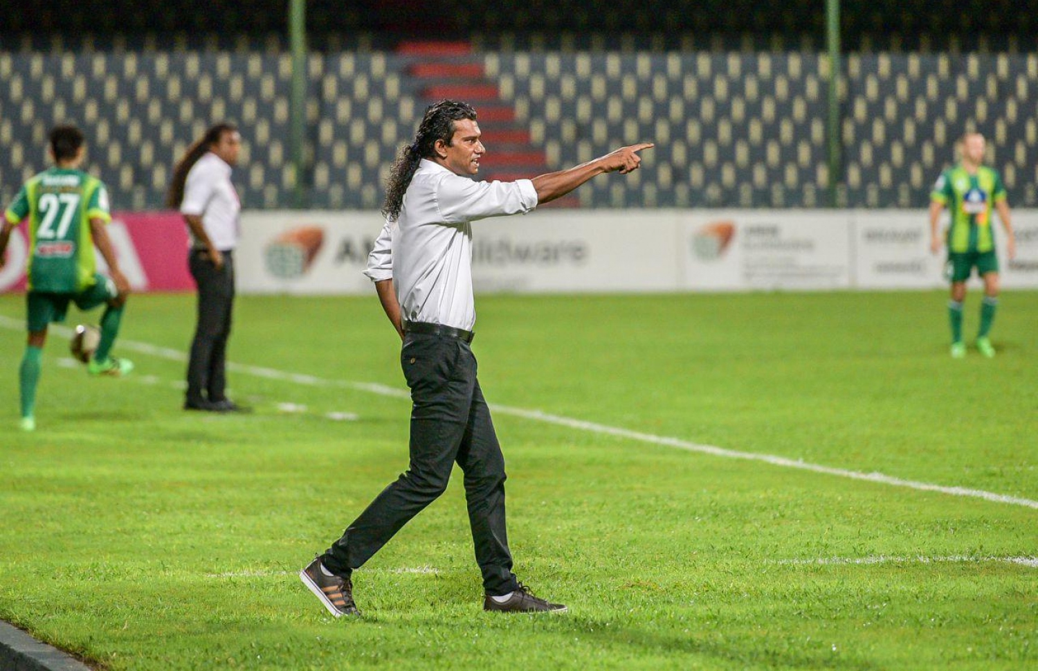 ވިކްޓަރީގެ ކޯޗު ނަޒީހު (ކ) އިރުޝާދު ދޭއިރު މާޒިޔާގެ ކޯޗު އަދި އޭނާގެ ބޭބެ ސުޒޭން (ވ). --ފޮޓޯ: ނިޝާން އަލީ/ މިހާރު