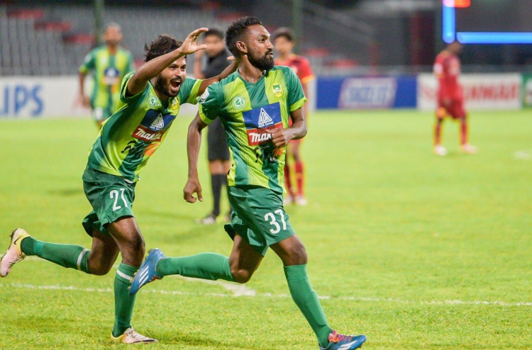 ހަނި މޮޅެއް، އެކަމަކު މާޒިޔާ އަށް ބޮޑު ލީޑެއް