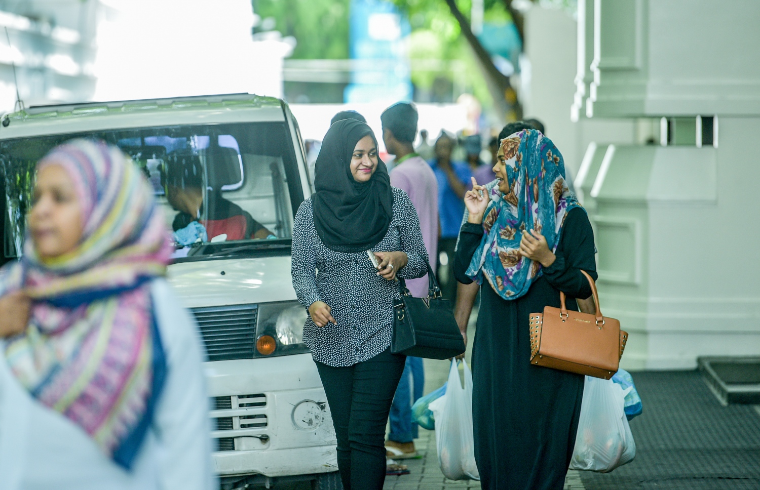 ސިވިލް ސާވިސްގެ މުވައްޒަފުންތަކެއް ހިނގާފައި ދަނީ: ސިވިލް ސާވިސްގެ މުވައްޒަފުންގެ މުސާރަ އާއި އިނާޔަތްތައް ކުޑަ ވާހަކަ ދައްކާތާ އެތައް ދުވަހެއް ވެއްޖެ، އެކަމަކު ހައްލެއް ހޯދައެއް ނުދެވޭ.---މިހާރު ފައިލް ފޮޓޯ