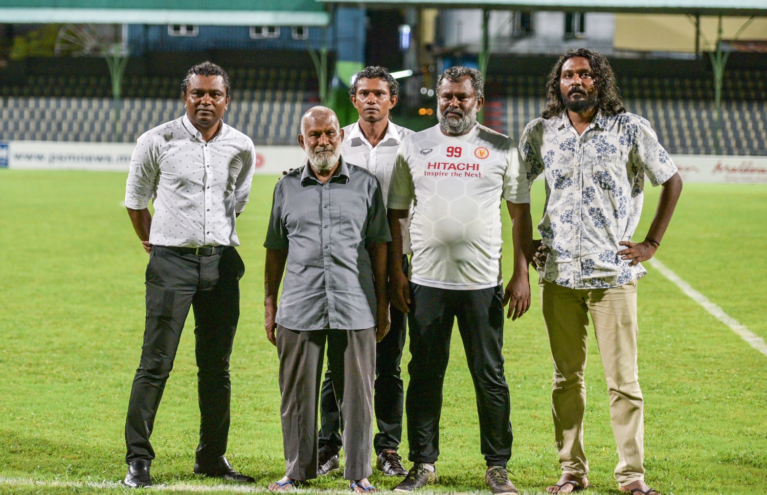 އީގަލްސްގެ މަސްއޫލުވެރިޔާ ހަސަން އަލީ (ވ-2) އޭނާގެ ކުދިން ކަމަށްވާ ސިނާ (ކ) އާއި ގާނާ (ކ-2) އަދި ނަޒީހު އާއި ސުޒޭން (ވ) އާ އެކު: މީގެ ތެރެއިން ސިނާ އީގަލްސް އަށް ކުޅުނުއިރު ނަޒީހު ވަނީ ކޯޗުކޮށްދީފައި. --ފޮޓޯ: ނިޝާން އަލީ/ މިހާރު