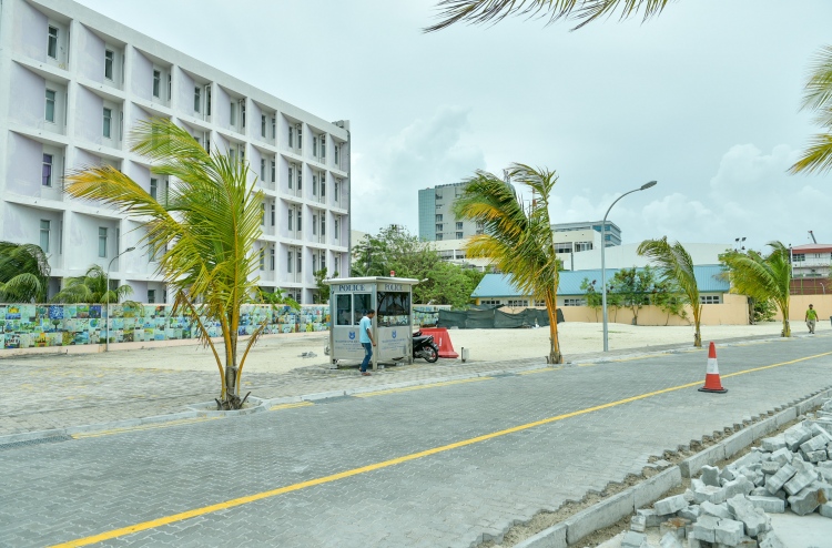 ރަސްފަންނު ކުރިމަތިން އޮންނަ ހުސްބިން: އެތަނުގައި ބޮޑު ޝޮޕިން މޯލަކާއި ހޮޓަލެއް ނުވަތަ މަތީ ފެންވަރުގެ އެޕާމަންޓްތަކެއް އަޅަން ވަނީ ބިޑަށް ހުޅުވާލާފައި. ފޮޓޯ: ނިޝާން އަލީ/ މިހާރު