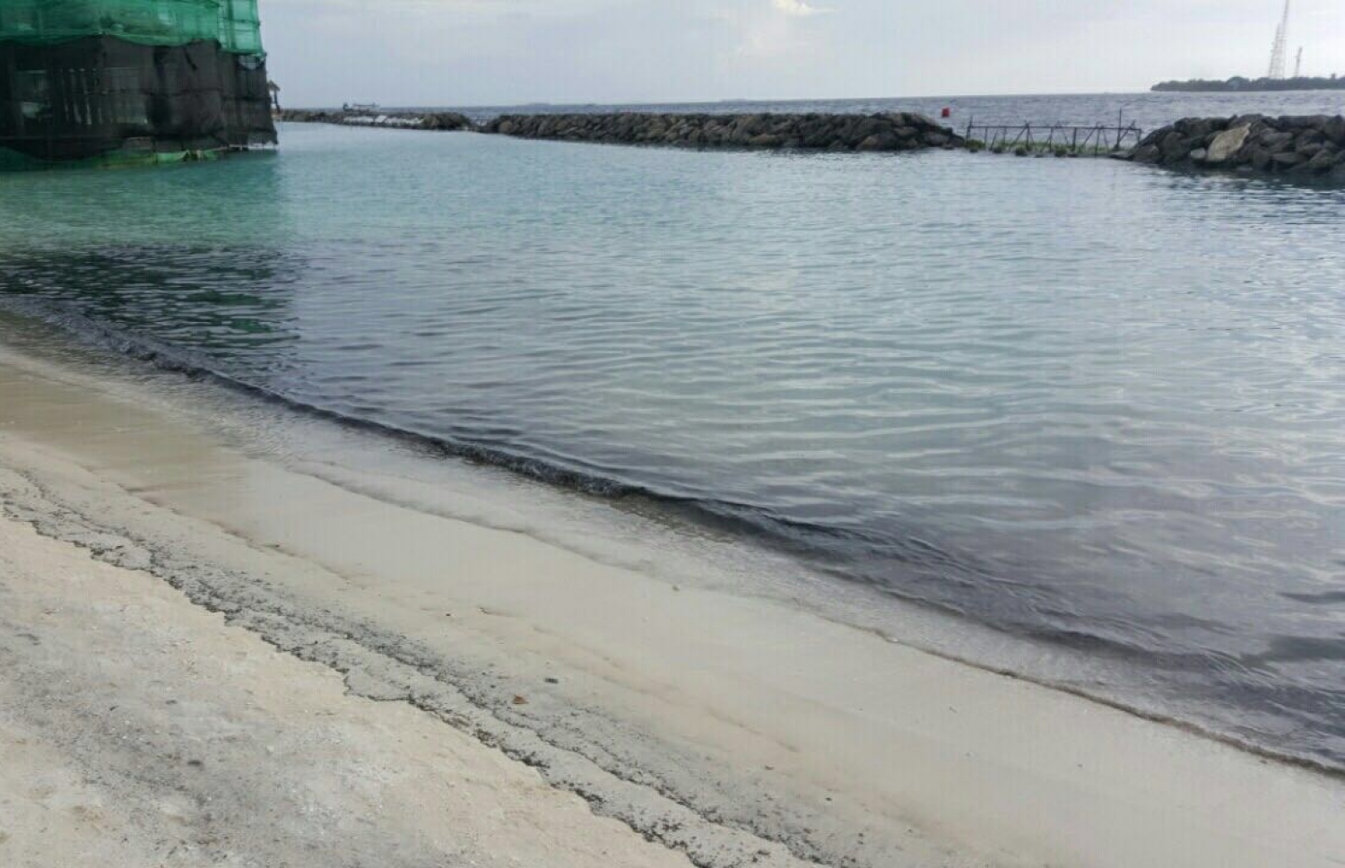 ރަސްފަންނުގެ މޫދަށް ބަޔަކު ކަޅުތެޔޮ އަޅައިފައި