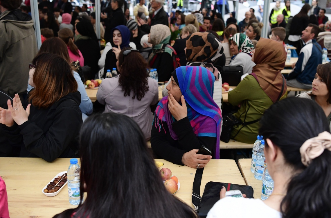 ބާލިން، ޖަރުމަން: ޖޫން 13، 2016: ބާލިންގައި ދިރިއުޅެމުންދާ މުސްލިމް ބަޔަކާއެކު ރޯދަ ވީއްލުމެއްގައި ބައިވެރިވެ ވަޑައިގެން ޖަރުމަނުގެ ރައީސް ޔޯކިމް ގޮކް މުސްލިމުންނާ މުހާތަބުކޮށް ވާހަކަ ދައްކަވަނީ.-- ފޮޓޯ: އޭއެފްޕީ