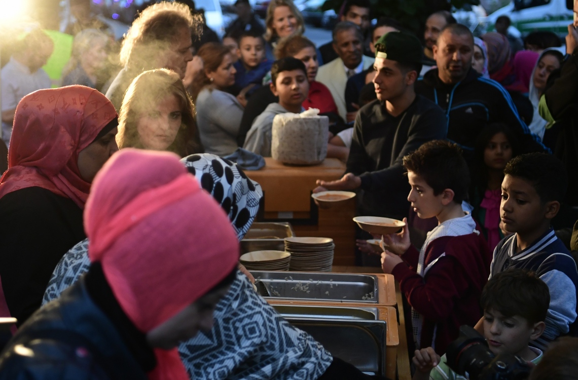 ބާލިން، ޖަރުމަން: ޖޫން 13، 2016: ބާލިންގައި ދިރިއުޅެމުންދާ މުސްލިމުންތަކެއް، ރޯދަ ވީއްލުމަށް ކާނާ ބަލައި އައިސް ލައިނުގައި މަޑުކޮށްލައިގެން-- ފޮޓޯ: އޭއެފްޕީ