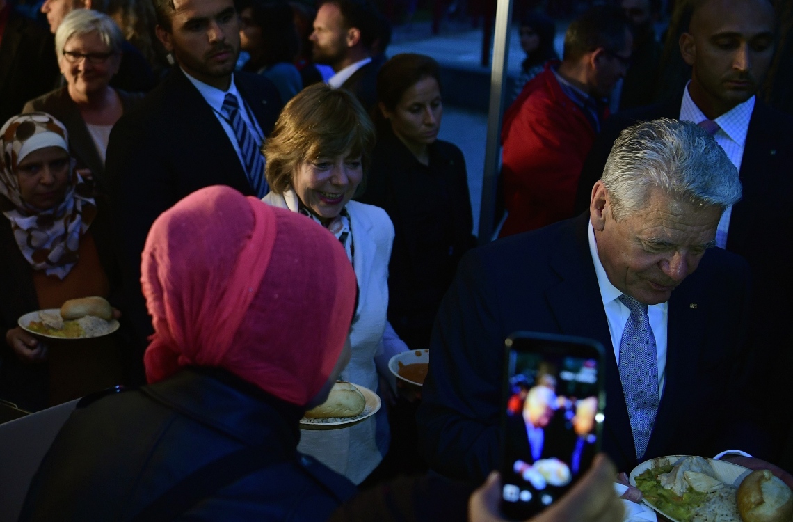 ބާލިން، ޖަރުމަން: ޖޫން 13، 2016: ޖަރުމަނުގެ ރައީސް ޔޯކިމް ގޮކް(ކ) އާއި އަނބިކަނބަލުން ޑެނިއެލާ ޝޭޓް (މ)، ބާލިންގައި ދިރިއުޅެމުންދާ މުސްލިމް ބަޔަކާއެކު ރޯދަ ވީއްލުމެއްގައި ބައިވެރިވެ ވަޑައިގަންނަވަނީ.-- ފޮޓޯ: އޭއެފްޕީ