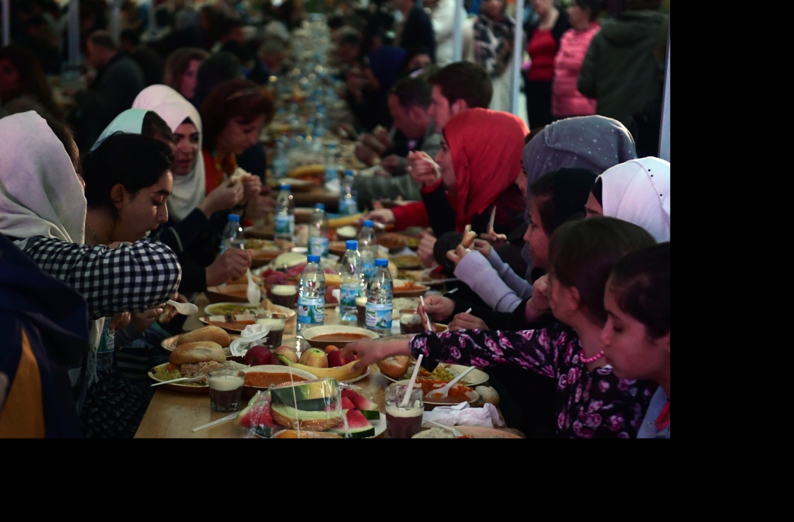 ބާލިން، ޖަރުމަން: ޖޫން 13، 2016: ބާލިންގައި ދިރިއުޅެމުންދާ މުސްލިމް ބަޔަކު ރޯދަ ވީއްލަނީ.-- ފޮޓޯ: އޭއެފްޕީ