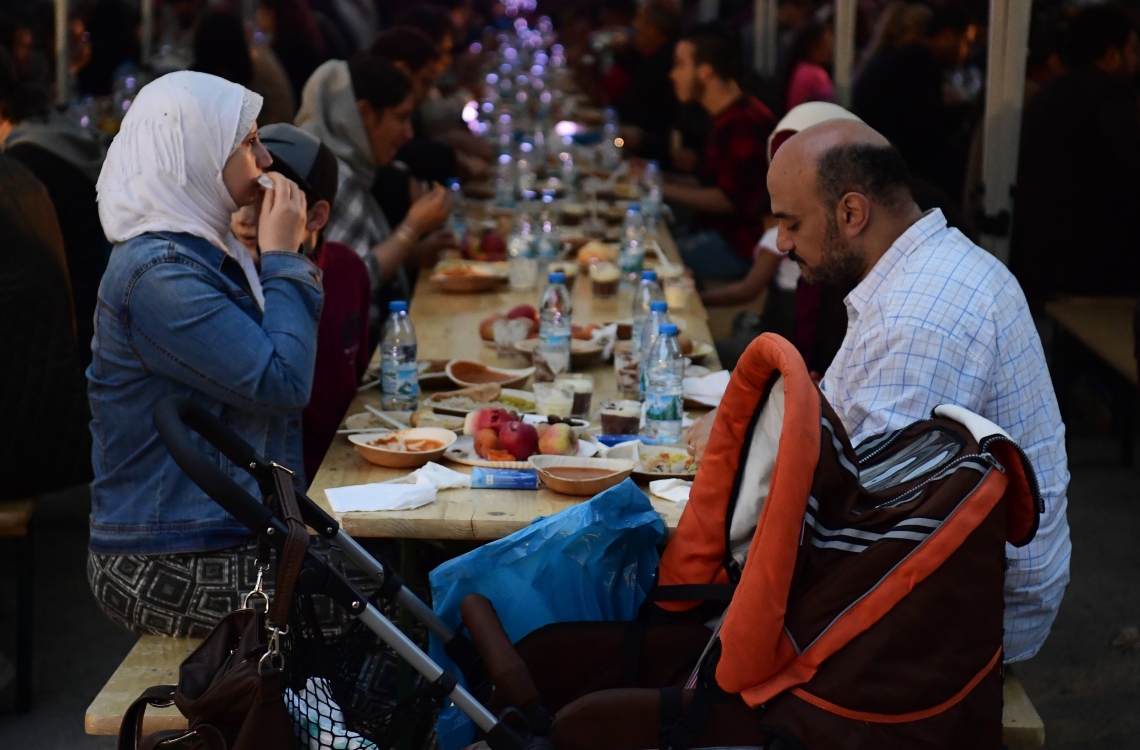 ބާލިން، ޖަރުމަން: ޖޫން 13، 2016: ބާލިންގައި ދިރިއުޅެމުންދާ މުސްލިމް ބަޔަކު ރޯދަ ވީއްލަނީ.-- ފޮޓޯ: އޭއެފްޕީ