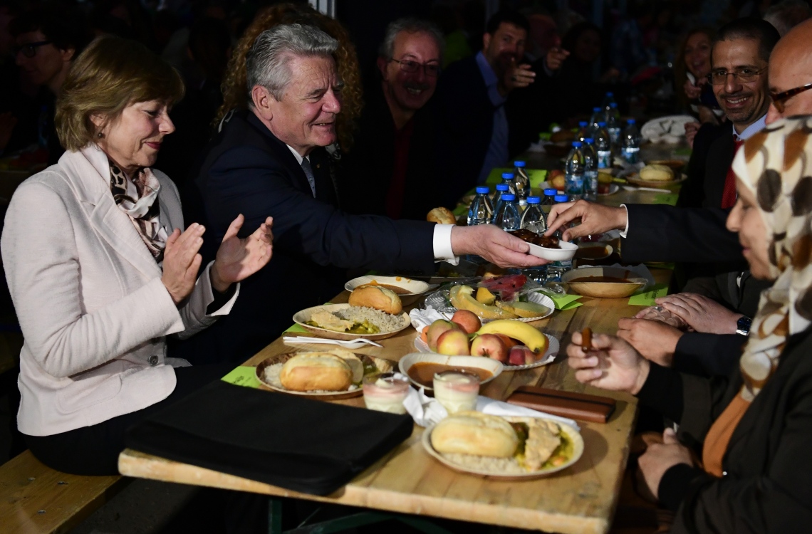 ބާލިން، ޖަރުމަން: ޖޫން 13، 2016: ޖަރުމަނުގެ ރައީސް ޔޯކިމް ގޮކް(ކ-2) އާއި އަނބިކަނބަލުން ޑެނިއެލާ ޝޭޓް (ވ-2) އަދި އިމާމް އަބްދުލް ހާޖިރް (ވ)، ބާލިންގައި ދިރިއުޅެމުންދާ މުސްލިމް ބަޔަކާއެކު ރޯދަ ވީއްލުމެއްގައި ބައިވެރިވެ ވަޑައިގަންނަވަނީ.-- ފޮޓޯ: އޭއެފްޕީ