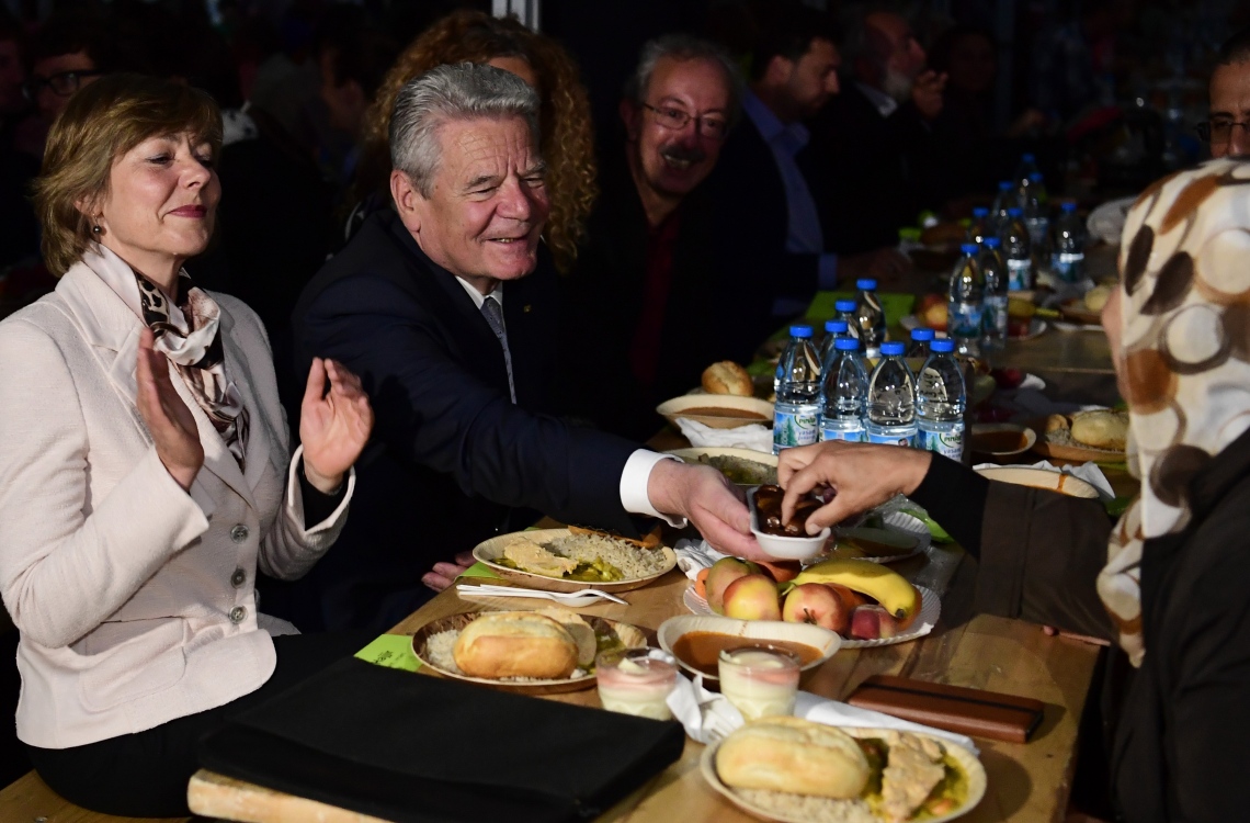 ބާލިން، ޖަރުމަން: ޖޫން 13، 2016: ޖަރުމަނުގެ ރައީސް ޔޯކިމް ގޮކް(ވ-2) އާއި އަނބިކަނބަލުން ޑެނިއެލާ ޝޭޓް (ވ)، ބާލިންގައި ދިރިއުޅެމުންދާ މުސްލިމް ބަޔަކާއެކު ރޯދަ ވީއްލުމެއްގައި ބައިވެރިވެ ވަޑައިގަންނަވަނީ.-- ފޮޓޯ: އޭއެފްޕީ