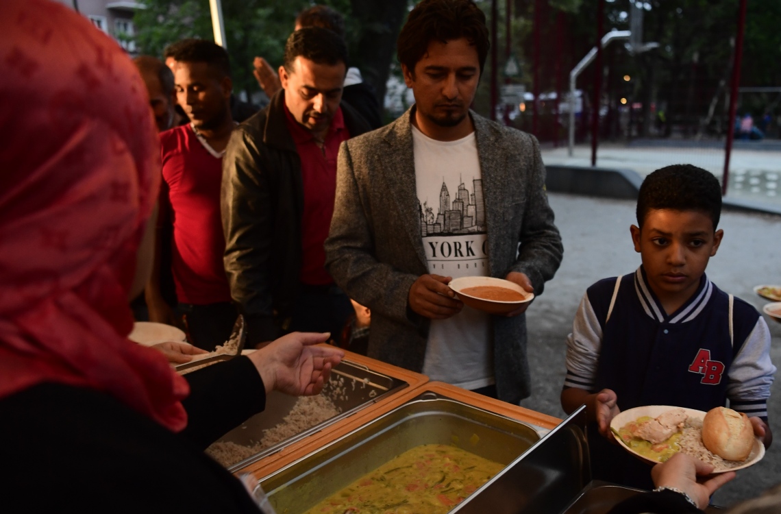 ބާލިން، ޖަރުމަން: ޖޫން 13، 2016: ބާލިންގައި ދިރިއުޅެމުންދާ މުސްލިމުންތަކެއް، ރޯދަ ވީއްލުމަށް ކާނާ ބަލައި އައިސް ލައިނުގައި މަޑުކޮށްލައިގެން-- ފޮޓޯ: އޭއެފްޕީ