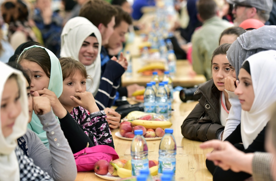 ބާލިން، ޖަރުމަން: ޖޫން 13، 2016: ބާލިންގައި ދިރިއުޅެމުންދާ މުސްލިމުންތަކެއް، ޖަރުމަނުގެ ރައީސް ޔޯކިމް ގޮކް ރޯދަ ވީއްލުމަށް ވަޑައިގަންނަވާތީ އެމަނިކުފާނުގެ އިންތިޒާރުގައި މަޑުކޮށްލައިގެން-- ފޮޓޯ: އޭއެފްޕީ