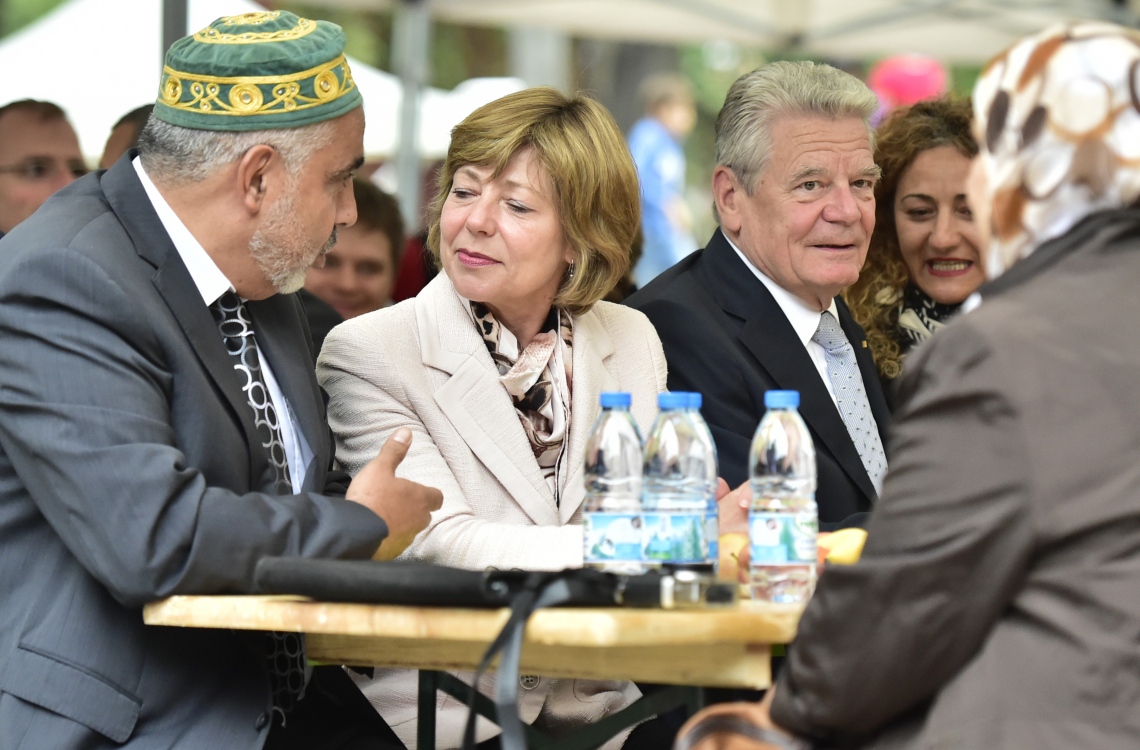 ބާލިން، ޖަރުމަން: ޖޫން 13، 2016: ޖަރުމަނުގެ ރައީސް ޔޯކިމް ގޮކް(ކ-2) އާއި އަނބިކަނބަލުން ޑެނިއެލާ ޝޭޓް (ވ-2)  އަދި އިމާމް އަބްދުލް ހާޖިރް (ވ)، ބާލިންގައި ދިރިއުޅެމުންދާ މުސްލިމް ބަޔަކާއެކު ރޯދަ ވީއްލުމެއްގައި ބައިވެރިވެ ވަޑައިގަންނަވަނީ.-- ފޮޓޯ: އޭއެފްޕީ