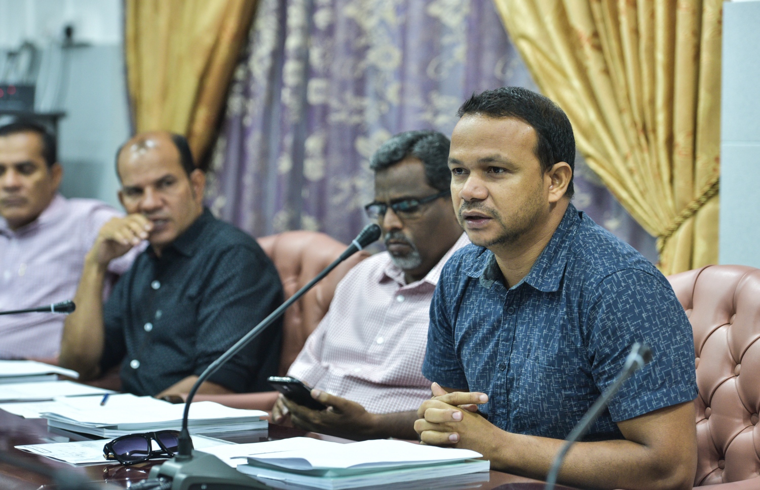 މަޖިލީހުގެ ކޮމެޓީއެއްގައި އަލީ ހުސެން ވާހަކަ ދައްކަވަނީ: ނާޒިމްގެ ކޮޓަރިން ފެނުނު ފިސްތޯލަ އިން އަދީބުގެ ޑީއެންއޭ ފެނުނު މައްސަލަ ވަކި މައްސަލައެއްގެ ގޮތުގައި ތަހުގީގު ކުރަންޖެހޭނެ ކަމަށް ވިދާޅުވި.--މިހާރު ފައިލް ފޮޓޯ: ނިޝާން އަލީ