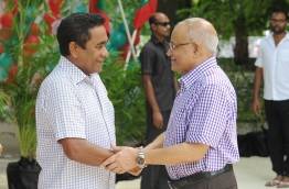 President Abdulla Yameen (L) greets his half-brother and former President Maumoon Abdul Gayoom. FILE PHOTO/MIHAARU