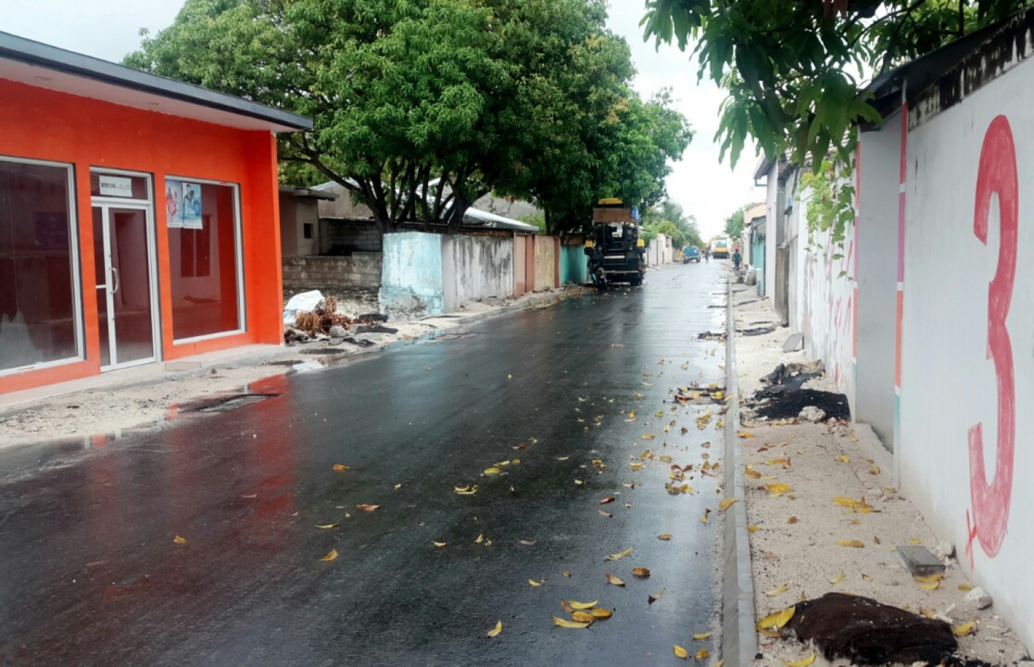 ތިނަދޫ މަގެއްގައި ތާރު އަޅާފައި: އެ ރަށުގެ 13 މަގެއްގައި ތާރު އަޅާ - ފޮޓޯ: ތިނަދޫ ކައުންސިލް