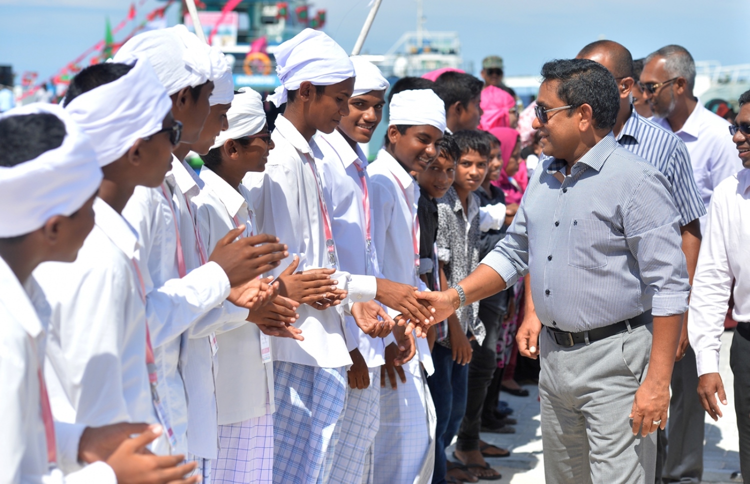 ރައީސް އަބްދުﷲ ޔާމީން، ގއ. ދެއްވަދު އަށް ކުރެއްވި ޒިޔާރަތުގައި އެ ރަށުން އެމަނިކުފާނަށް މަރުހަބާ ދެންނެވި ކުދިންތަކަކާ ސަލާމް ކުރައްވަނީ: އިސްކަންދޭ ތަރުތީބުން ވައުދުތައް ފުއްދަަވަމުން އަންނަ ކަމަށް މުއާޒް ވިދާޅުވި. --ފޮޓޯ ރައީސް އޮފީސް