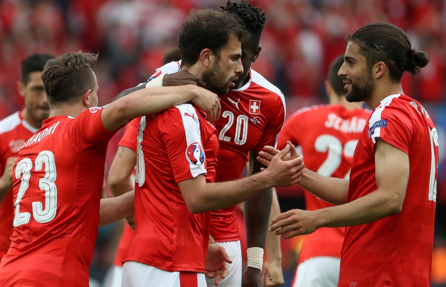 ރޫމޭނިއާ ކޮޅަށް ލަނޑު ޖެހުމަށް ފަހު ސްވިޒަލެންޑުގެ ކުޅުންތެރިން އުފާފާޅުކުރަނީ.-- ފޮޓޯ: އޭއެފްޕީ