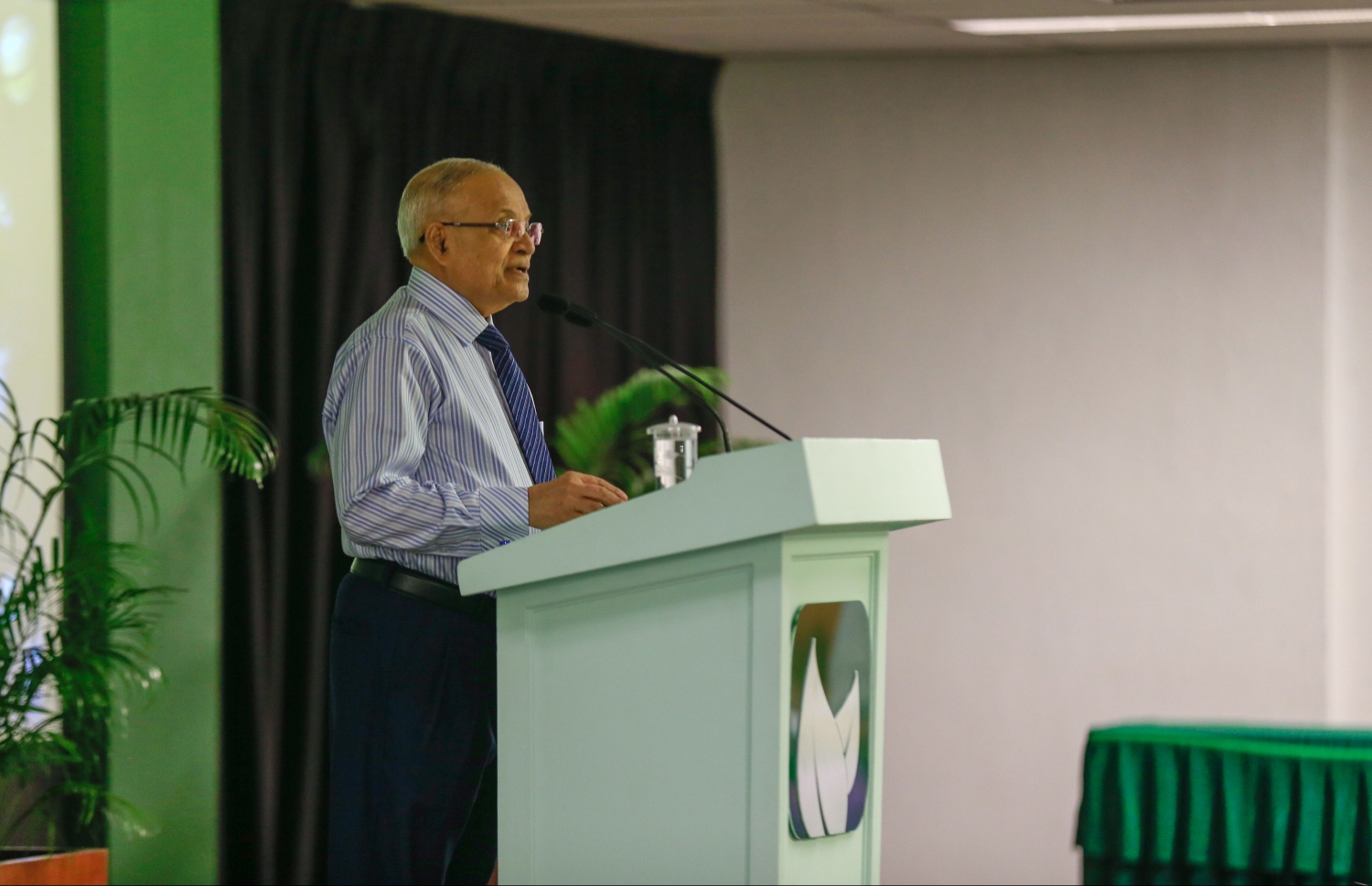 މައުމޫން: ބޭރުގެ ފަރާތްތަކަށް ދިގު މުއްދަތަށް ރާއްޖެ އިން ބިން ކުއްޔަށް ދޫކުރުމާ ގުޅޭ އިސްލާހަށް ވެސް މައުމޫން ދެކޮޅު ހެއްދެވި. .-- މިހާރު ފޮޓޯ: މުހައްމަދު ޝަރުހާން