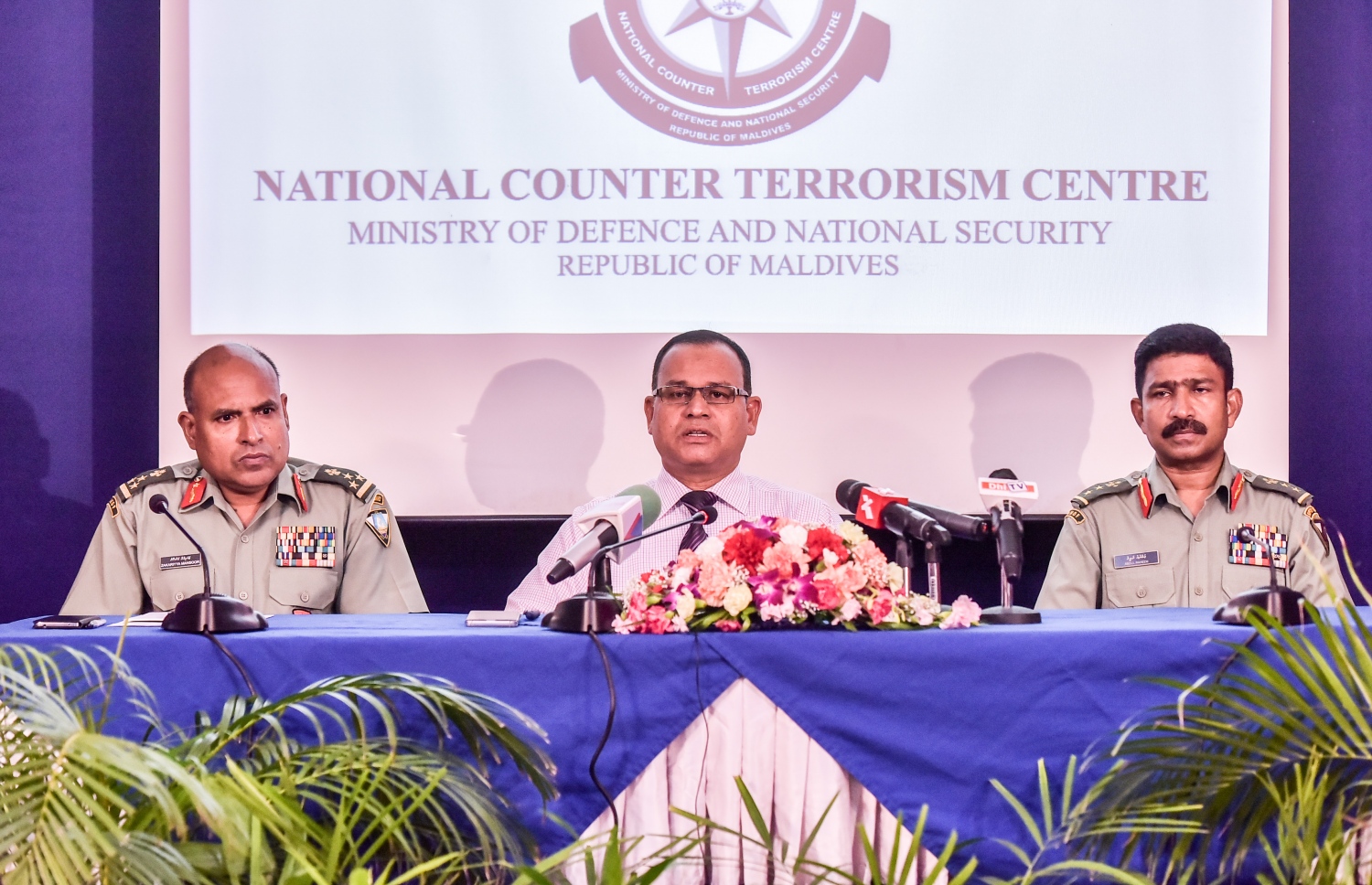 ކައުންޓަ ޓެރަރިޒަމް ސެންޓަރުން ބޭއްވި ނިއުސް ކޮންފަރެންސްގައި މިނިސްޓަރު ޝަަރީފް (މ) ވާހަކަ ދައްކަވަނީ. މިނިސްޓަރު ވިދާޅުވީ ހަނގުރާމައަށް ފޮނުވާ މީހުން މޮނިޓާކުރަން ފަށާފައިވާ ކަމަށް.  --ފޮޓޯ: ނިޝާން އަލީ/މިހާރު