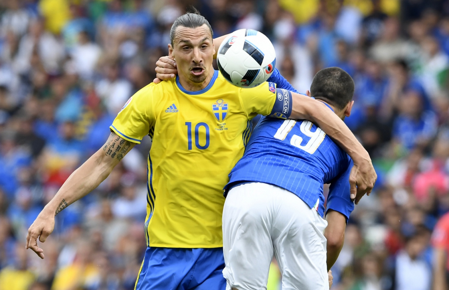 އިޓަލީގެ ލިއޮނާޑޯ ބޮނޫޗީ (ކ) ކައިރިން ޒަލަޓާން އިބްރަހިމޮވިޗް ބޯޅަ ހިފައިގެންދާން މަސައްކަތްކުރަނީ.-- ފޮޓޯ: އޭއެފްޕީ