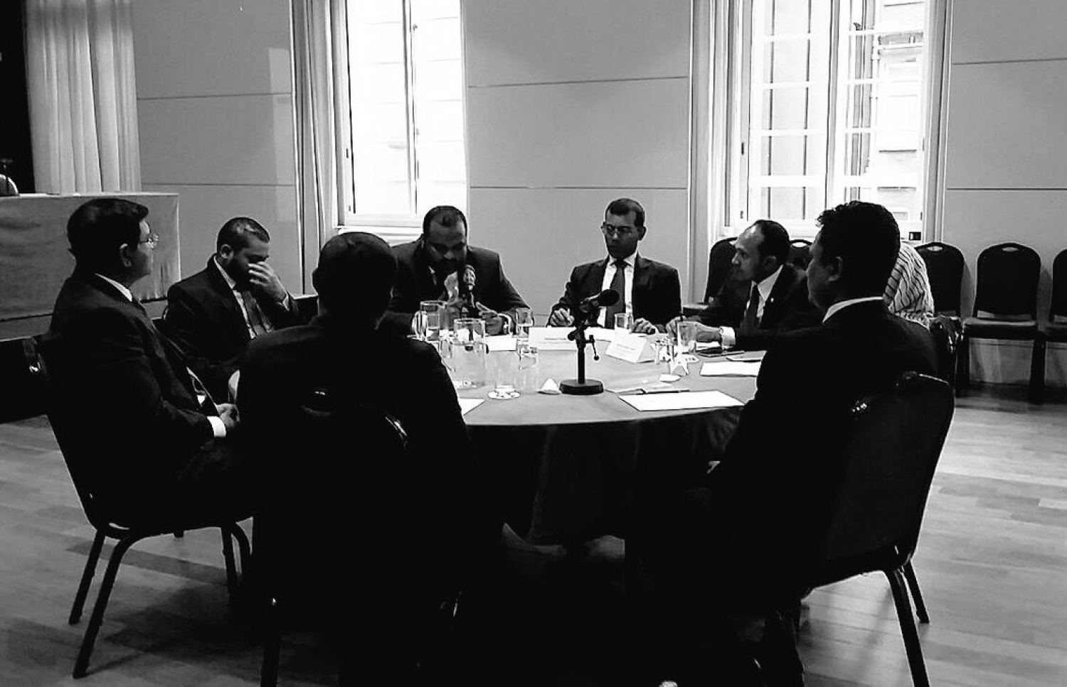 އިދިކޮޅު އިއްތިހާދުގެ ބައްދަލުވުމެއް އިނގިރޭސިވިލާތުގައި ކުރިއަށް ދަނީ: އިއްތިހާދުގެ ތެރޭގައި މައްސަލައެއް ނެތް ކަމަށް ނަޝީދު ވިދާޅުވި.