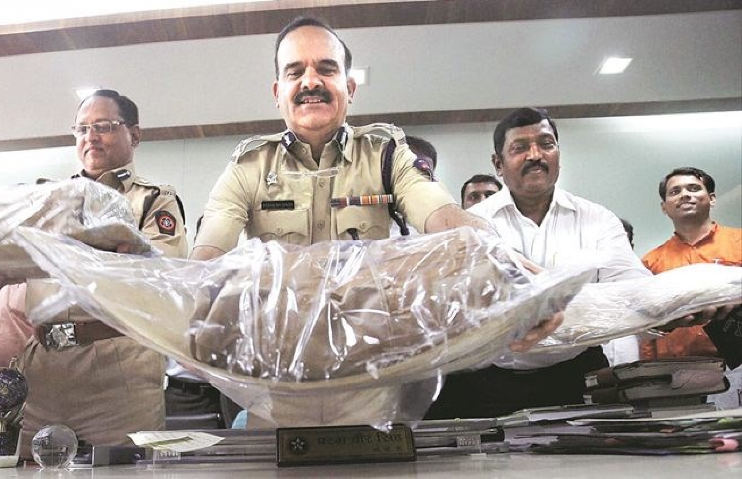 މަމްތާގެ ރޭވުމުގެ ދަށުން އިންޑިއާއަށް އެތެރެކުރި ކަމަށް ބެލެވޭ މަސްތުވާތަކެތި ފުލުހުން ދައްކާލަނީ