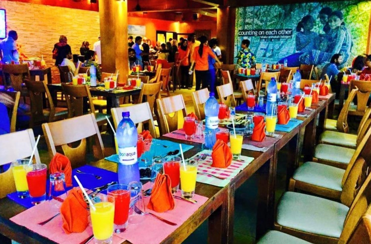 އަގު ބޮޑު، އެކަމަކު ރެސްޓޯރަންޓުތައް ފުރި ބާރުވެފައި