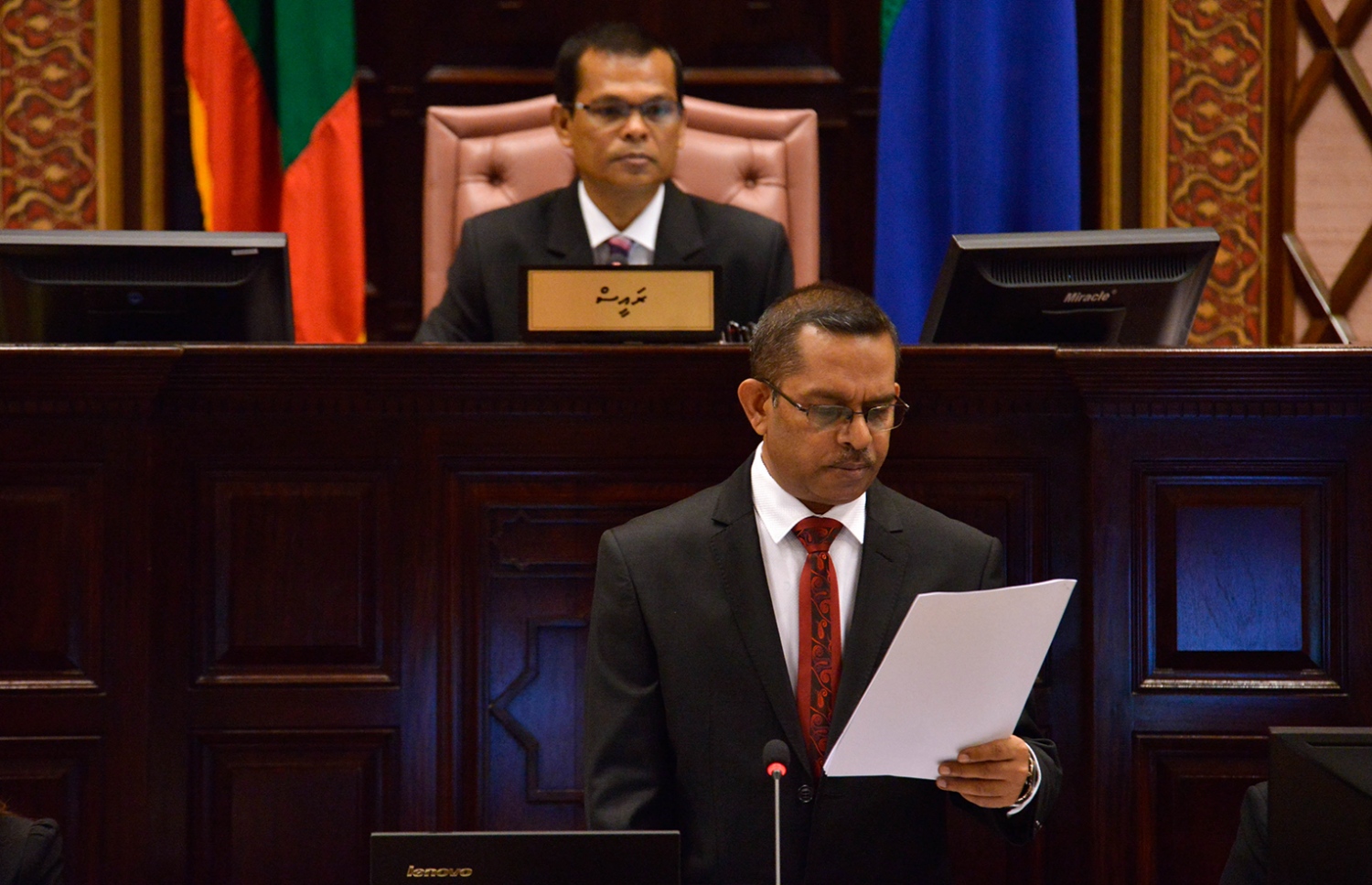 ރައްޔިތުންގެ މަޖިލީހުގެ މިއަދުގެ ޖަލްސާގައި އަމީން އާންމު، ރައީސް ފޮނުއްވި ކަރުދާސް މަޖިލީހަށް އިއްވަނީ. - ފޮޓޯ: މަޖިލިސް